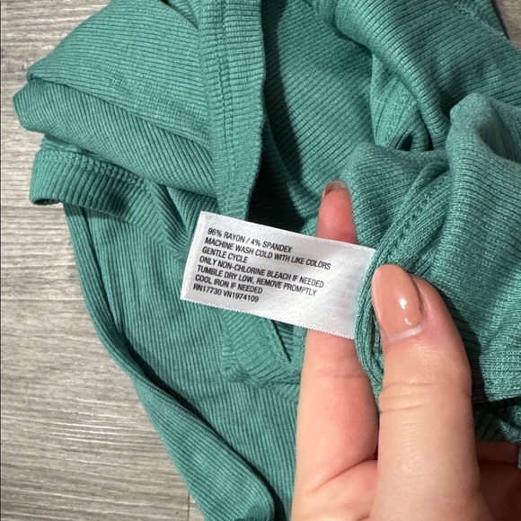 Universal Thread Top - Picture 5 of 6